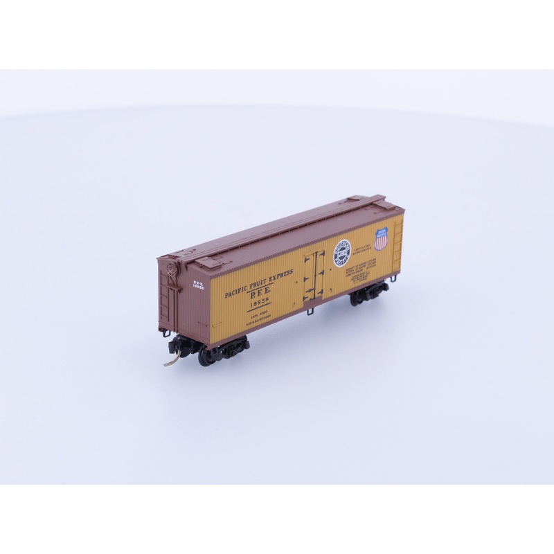 Micro Trains 47060 N 40' Double-Sheathed Wood Reefer Pacific Fruit Express (PFE) 18958