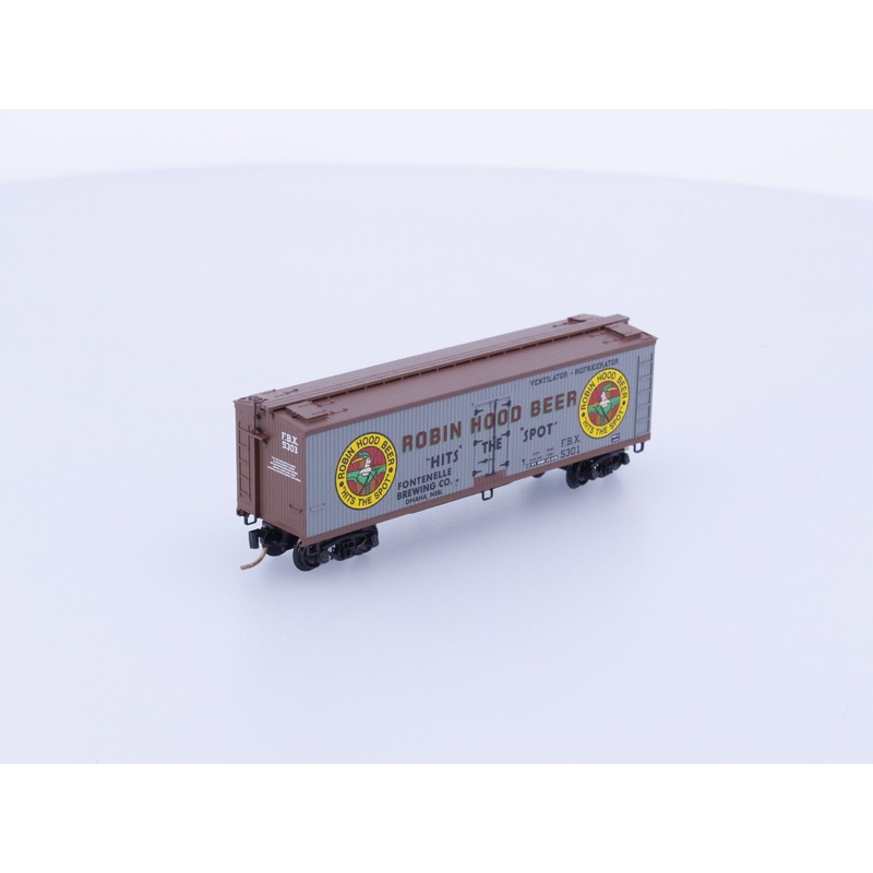 Micro Trains 49450 N 40' Double-Sheathed Wood Reefer, w/Vertical Brake Wheel Robin Hood Beer 5301